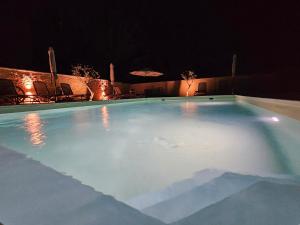 una gran piscina por la noche en Apartmani Gržinić en Rovinj