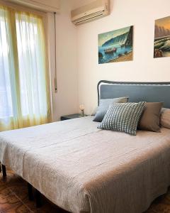 sypialnia z dużym łóżkiem i dużym oknem w obiekcie Moneglia Beach Downtown w mieście Moneglia