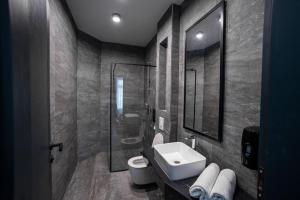 y baño con lavabo, ducha y aseo. en GRIFFON BAR FOOD APARTMENTS, en Struga