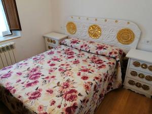 En eller flere senge i et værelse på Apartamento en casa rural con amplio jardín a 5 min de la playa