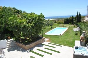 eine Villa mit einem Pool und einem Garten in der Unterkunft Villa Monica in Nerja