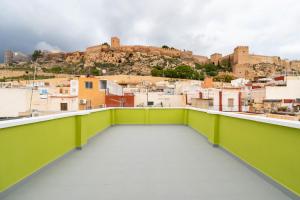 vista sulla città dal tetto di un edificio di La Casa Verde a Almería