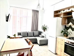 een woonkamer met een bank en een tafel bij VIP Apartment in a complex Semycvit in Lviv