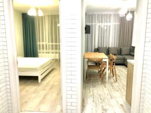 een woonkamer en een slaapkamer met een bed en een tafel bij VIP Apartment in a complex Semycvit in Lviv