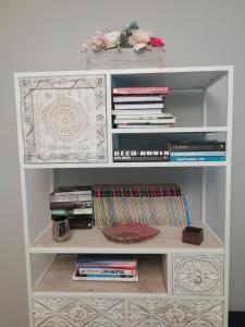 een witte boekenplank gevuld met veel boeken bij Las Brisas Bahia Marbella in Marbella