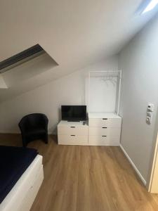 Un televizor și/sau centru de divertisment la Buxtehude*Wohnung*100qm*6 Schlafplätze*NEU*