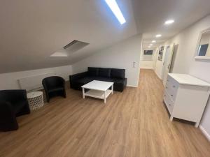 un soggiorno con un divano e un tavolo di Buxtehude*Wohnung*100qm*6 Schlafplätze*NEU* a Buxtehude Altre 7 foto
