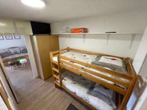 a small bedroom with a bunk bed in it at Appartement 6 couchages, Tout confort, pieds des pistes in Montclar
