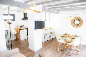 a kitchen and dining room with a table and chairs at Villa Carmensin in Deltebre