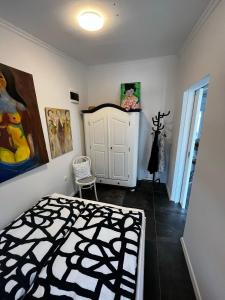 een slaapkamer met een zwart-wit bed en een deur bij HausMamaMia in Vir