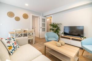uma sala de estar com um sofá e uma mesa em VILLA MARTA - Apartamentos céntricos junto al mar em Castro-Urdiales