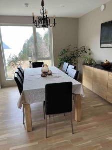 - une table à manger et des chaises dans le salon dans l'établissement Leilighet ved sjøkanten, à Langevåg