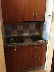 cocina con fregadero y encimera en Stay Inn Torre del Mar, en Torre del Mar