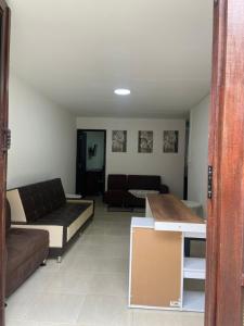 een woonkamer met een bank en een tafel bij Mi Balconcito in Salento