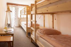 Poschodová posteľ alebo postele v izbe v ubytovaní Chata pod Sedlom Čertovica