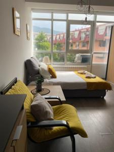 Cette chambre comprend 2 lits et une fenêtre. dans l'établissement Kamche apartment, à Skopje