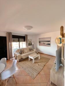 Villa Do Juano في لاجاريس: غرفة معيشة مع أريكة وطاولة