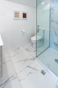 bagno con doccia in vetro e servizi igienici di 2 bed Escape, Heart of Riccarton w/carpark a Christchurch