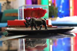 une figurine d'un rhinocéros sur une plaque sur une table dans l'établissement NEW UNIQUE&SPACIOUS&CENTER HOME W/GREAT DECORATION, à Istanbul