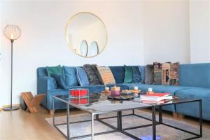 - un canapé bleu avec une table en verre dans le salon dans l'établissement NEW UNIQUE&SPACIOUS&CENTER HOME W/GREAT DECORATION, à Istanbul