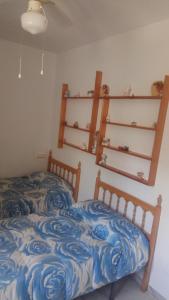 um quarto com uma cama e prateleiras na parede em Roquetas de mar em Roquetas de Mar
