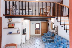 ein Wohnzimmer mit einer Treppe und ein Schlafzimmer in der Unterkunft Casa Zu Peppino in Lipari