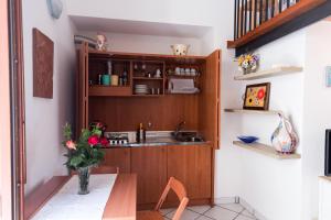 uma cozinha com um lavatório e uma mesa em Casa Zu Peppino em Lipari