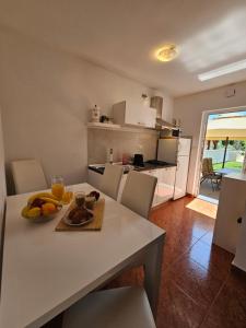 Kuchyň nebo kuchyňský kout v ubytování Apartmani Gržinić