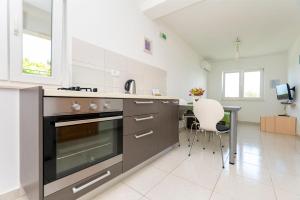 Kuchyň nebo kuchyňský kout v ubytování Apartments Djani