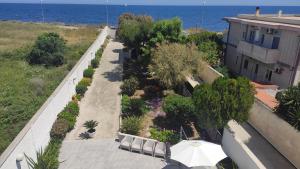 uma vista superior de um jardim com um guarda-chuva em Seagull Apartments - front and Sea View & Airport Bari em Bari