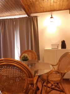 einen Esstisch und Stühle mit Fenster in der Unterkunft Casa Rustica in Olhão