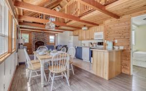 Nhà bếp/bếp nhỏ tại The Cottage Keeper - Meredith Lodging