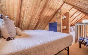 Giường trong phòng chung tại The Cottage Keeper - Meredith Lodging