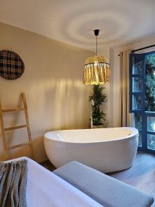 uma casa de banho com uma banheira branca num quarto em Luum Boutique hotel em Medellín