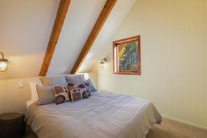 1 dormitorio con 1 cama grande en el ático en Lyford's Boutique Retreat - Relax & Enjoy, en Mt Lyford