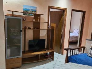 een woonkamer met een televisie op een houten entertainmentcentrum bij Bel Apart en face technopolis à 4km de l'aéroport in Sale