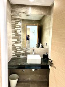 y baño con lavabo y espejo. en Best location, 2 minute to beach, en Casablanca