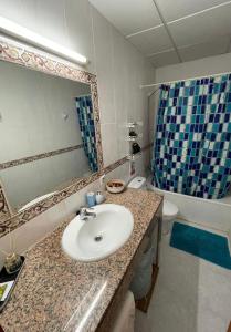 y baño con lavabo, aseo y espejo. en Atico excelente en Menorca Ciutadella Calan Blanes, en Cala en Forcat