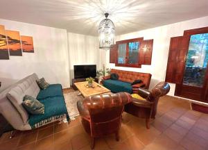 sala de estar con sofá y mesa en Apartamento Sultan, Punta Prima, Panorama Park, 2 bed & 2 beautiful swimming pools, en Punta Prima