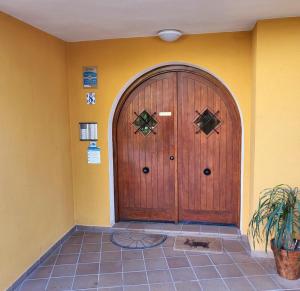 Una gran puerta de madera en una habitación con en Apartamento Sultan, Punta Prima, Panorama Park, 2 bed & 2 beautiful swimming pools, en Punta Prima