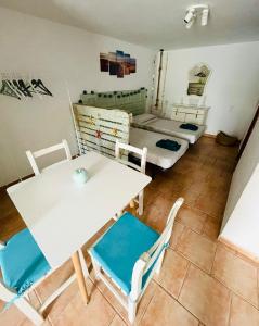 Habitación con mesa, sillas y cama en Apart Calan Forcat Menorca, en Cala en Forcat