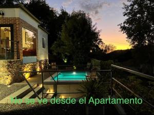 una casa con piscina en un patio en AGUA DULCE , Apartamento Rural, en Herrera del Duque