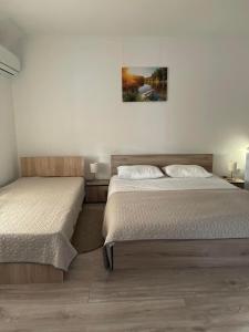 Duas camas sentadas uma ao lado da outra num quarto em The iNk Rooms em Ocna-Mureşului