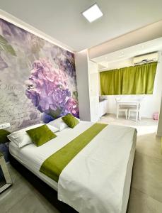 En eller flere senge i et værelse på Apartments Lomara