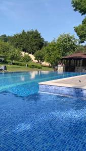 una gran piscina de agua azul en Beyaz Köşk Geyve, en Geyve