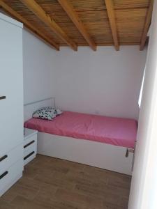 Bett in der Ecke eines Zimmers in der Unterkunft Villa suzi in Kusadası
