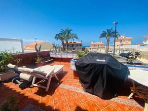 eine Terrasse mit einem Picknicktisch und einem Zelt in der Unterkunft Villa Ivanlore in Las Palmas de Gran Canaria