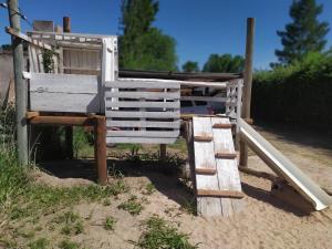 Guerrero في San Roque: هيكل اللعب الخشبي في الرمال