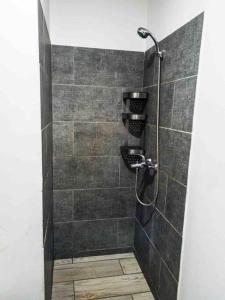 y baño con ducha con cabezal de ducha. en Casa de las Mariposas en Río San Juan