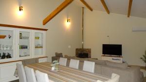 Casa Bocage في Verdelho: غرفة معيشة مع طاولة وأريكة